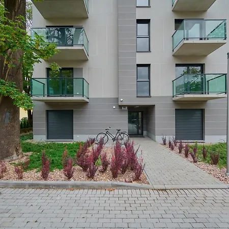 Trendy With Balcony 2 Km To Market Square By Renters דירה *