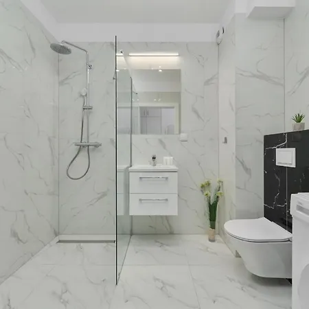 Trendy With Balcony 2 Km To Market Square By Renters דירה