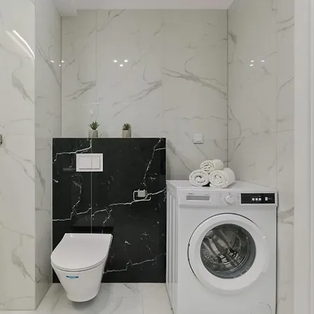 Trendy With Balcony 2 Km To Market Square By Renters شقة