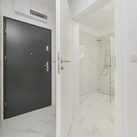 Trendy With Balcony 2 Km To Market Square By Renters شقة *