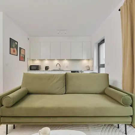 Trendy With Balcony 2 Km To Market Square By Renters شقة *