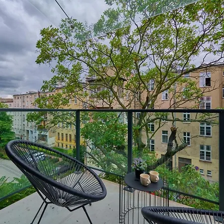 شقة Trendy With Balcony 2 Km To Market Square By Renters